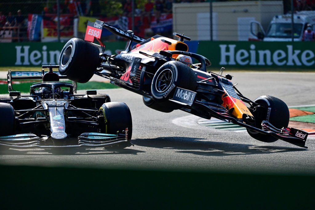 Formel-1-Hamilton-Verstappen-Crash-Monza-Italien-2021-1024x683-1 The Halo device: Incredible safety stories