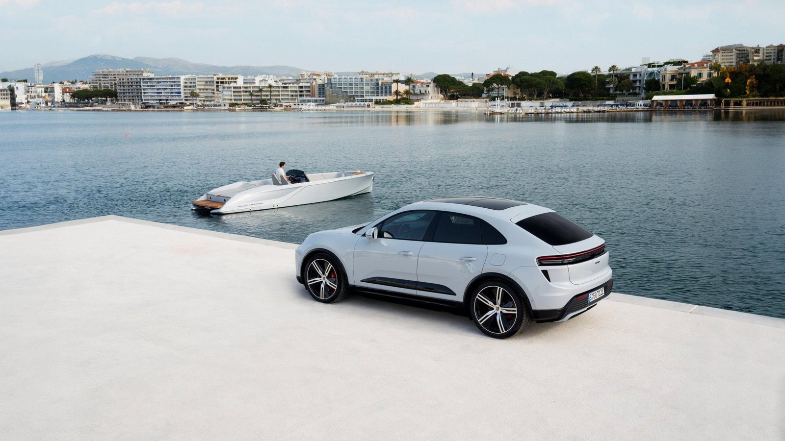 The new Frauscher x Porsche 850 Phantom boat