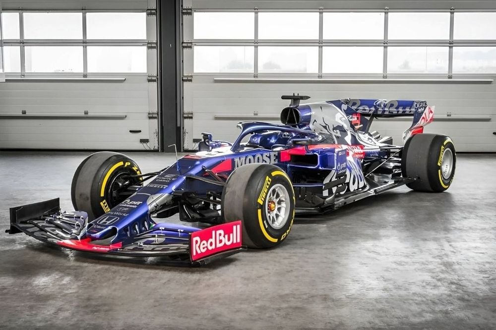 2019-toro-rosso-str14-rolling- Toro Rosso STR14-04: rare F1 Car Up for Auction