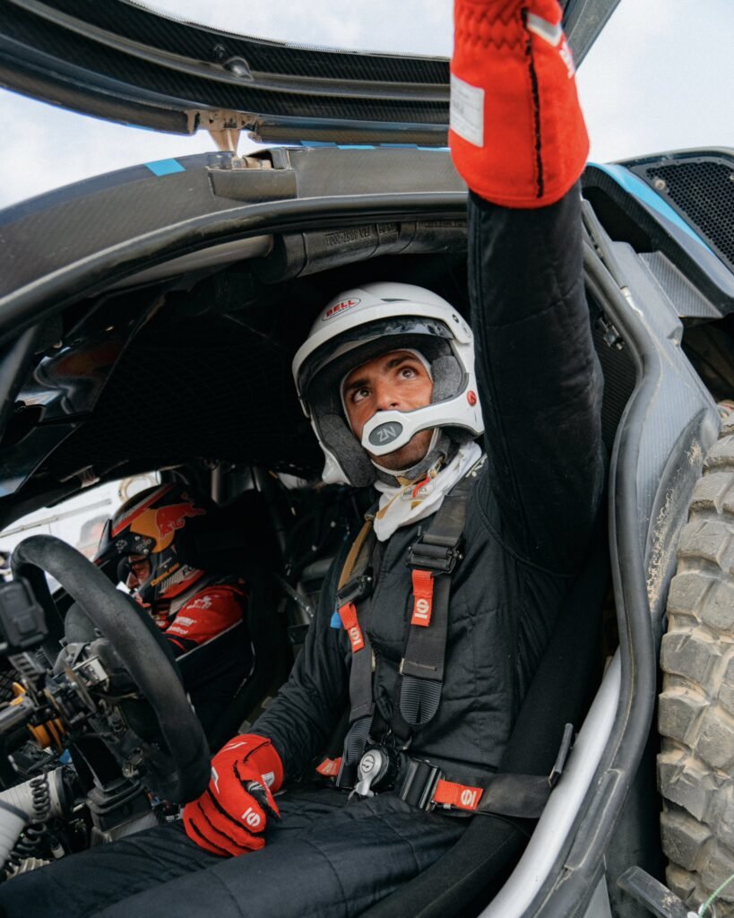 G2LIk75W8AENiN0-819x1024 Carlos Sainz Jr. Tests new Ford Raptor T1