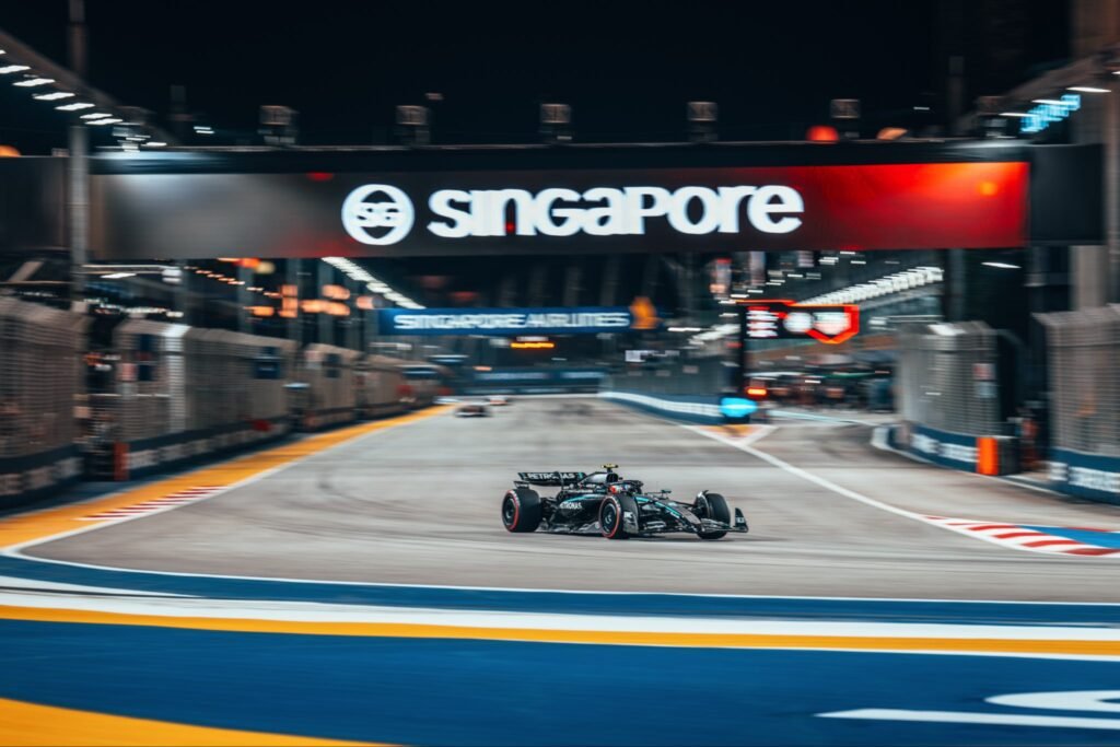 G2a9ayIboAABOkQ-1024x683 F1 Singapore Mercedes takes Pole, McLaren a bit lost